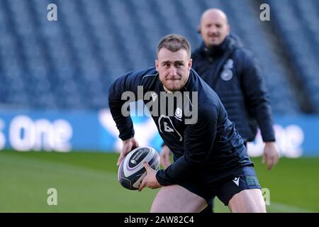 Edinburgh, Großbritannien. Februar 2020. Edinburgh, BT Murrayfield Stadium, Großbritannien. G6N2019 - Runde Zwei - Schottland gegen England Caption: Scotland Team Capains laufen auf BT Murrayfield am Freitag, 07. Februar 2020 Stuart Hogg KAPITÄN [15] (voller Rücken) ***** (Schottland) mit Gregor Townsend im Hintergrund. ( Credit: Rob Gray/Alamy Live News Stockfoto