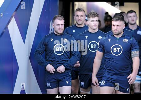 Edinburgh, Großbritannien. Februar 2020. Edinburgh, BT Murrayfield Stadium, Großbritannien. G6N2019 - Runde Zwei - Schottland gegen England Caption: Scotland Team Capains laufen auf BT Murrayfield am Freitag, 07. Februar 2020 Stuart Hogg KAPITÄN [15] (voller Rücken] ***** (Schottland) Chats mit Rory Sutherland [1] [PROP] *** (Schottland), während sie den Tunnel verlassen ( Credit: Rob Gray/Alamy Live News Stockfoto