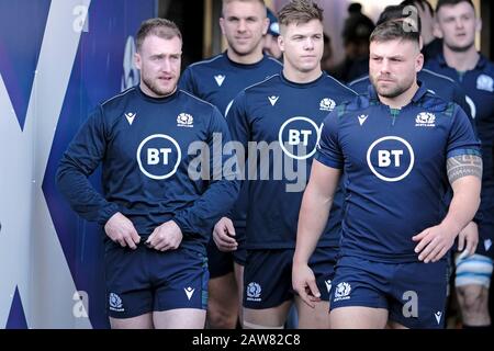 Edinburgh, Großbritannien. Februar 2020. Edinburgh, BT Murrayfield Stadium, Großbritannien. G6N2019 - Runde Zwei - Schottland gegen England Caption: Scotland Team Capains laufen auf BT Murrayfield am Freitag, 07. Februar 2020 Stuart Hogg KAPITÄN [15] (voller Rücken] ***** (Schottland) Chats mit Rory Sutherland [1] [PROP] *** (Schottland), während sie den Tunnel verlassen ( Credit: Rob Gray/Alamy Live News Stockfoto