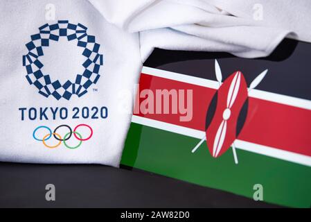 TOKIO, JAPAN, FEBRUAR. 8. 2020: Kenia beim olympischen Sommerspiel in Tokio 2020, Nationalflaggen, schwarzer Hintergrund Stockfoto