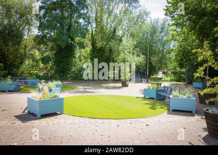 Ein neuer kleiner "Pocket Park" im neu erschlossenen Stadtzentrum in Calne Wiltshire England Großbritannien Stockfoto