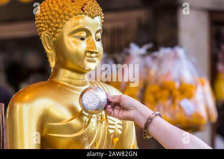 Wassersegensfeier während des Songkran Festivals oder thailändisches Neujahr. Stockfoto