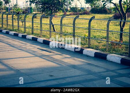 Promenade entlang des Marina Beach, Chennai, Indien. Esplanade in der Nähe von Marina Beach für Spaziergänger, Fußgänger, Jogger. Stockfoto