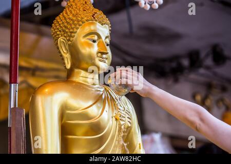 Wassersegensfeier während des Songkran Festivals oder thailändisches Neujahr. Stockfoto