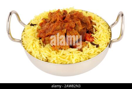 Lamb rogan josh Mahlzeit mit duftendem Pilau-Reis isoliert auf weißem Hintergrund Stockfoto