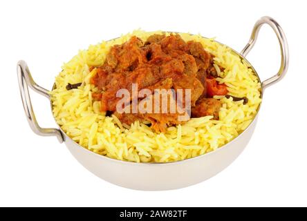 Lamb rogan josh Mahlzeit mit duftendem Pilau-Reis isoliert auf weißem Hintergrund Stockfoto
