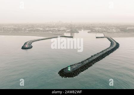 Luftdrone mit Blick auf die Leuchttürme und den Hafen von Scheveningen, den Haag, Niederlande Stockfoto
