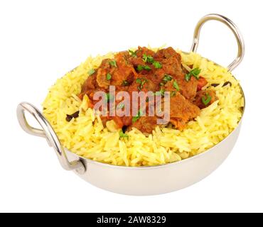 Lamb rogan josh Mahlzeit mit duftendem Pilau-Reis isoliert auf weißem Hintergrund Stockfoto