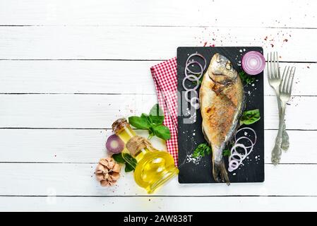 Dorado-Fisch auf Steinplatte gegrillt. Draufsicht. Freier Speicherplatz. Stockfoto