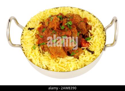Lamb rogan josh Mahlzeit mit duftendem Pilau-Reis isoliert auf weißem Hintergrund Stockfoto
