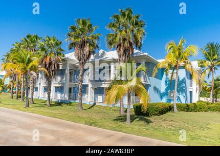 Varadero, Kuba. Modernes, hohes zweistöckiges Wohnhaus mit Innenhof und Garten in der Resortstadt Stockfoto