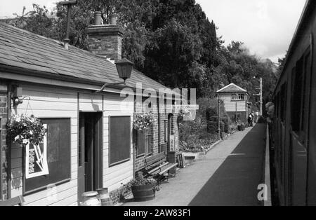 Medstead und Vier Mark Bahnsteig, Mid-Hants Steam Railway (The Watercress Line), Hampshire, England, Großbritannien. Schwarzweiß-Filmfoto, ca. 1996 Stockfoto