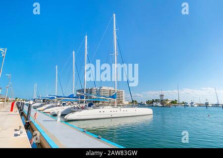 Luxussegler und Motoryachten und Katamarane. Kreuzfahrtschiffe, Freizeitboote, die im Seehafen verankert sind. Flusshafen. Stockfoto