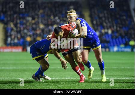 Februar 2020, Halliwell Jones Stadium, Warrington, England; Betfred Super League, Warrington Wolves V Saint Helens: Jonny Lomax (6) von St Helens in Angriff genommen von Ben Murdoch-Masilla (13) von Warrington Wolves und Blake Austin (6) von Warrington Wolves Stockfoto