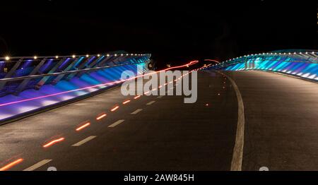 Beads'n Strings, Lichtkunstinstallation auf Bridge in Central Copenhagen während Cph Light Festival 2020. Kunst von Silla Herbst und Katrin Barrie Larsen Stockfoto