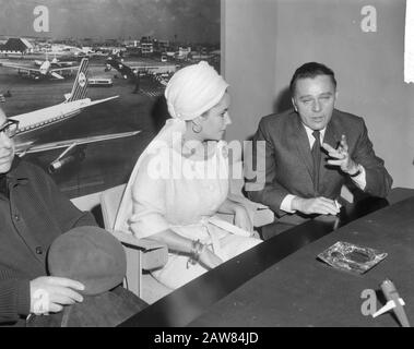 Liz Taylor und Richard Burton während der Pressekonferenz auf Schiphol [im Film Der Spion, der aus der Kälte kam, den Richard Burton spielte, Hrsg.] Datum: 26. April 1965 Ort: Nordholland, Schiphol Schlüsselwörter: Schauspieler, Schauspielerinnen, Filmstars, Pressekonferenzen, Name der Flughafenperson: Burton, Richard Taylor, Elizabeth Stockfoto