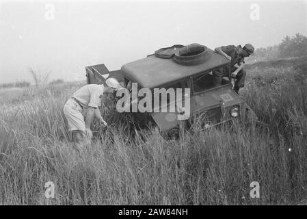 Schulausbildung Fahrer und Motorradfahrer (sOBM) Bandung Army Truck ist in Slope Date: April 1947 Ort: Bandung, Indonesien, Niederländisch-Ostindien Stockfoto