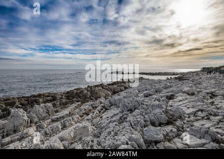 Cap d'Antibes wandern über einen Pfad auf einer Klippe. Das antibes cape ist ein wunderschönes Touristenziel mit einem schönen Spaziergang am Ufer Stockfoto