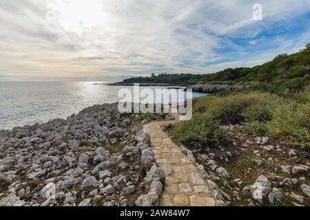 Cap d'Antibes wandern über einen Pfad auf einer Klippe. Das antibes cape ist ein wunderschönes Touristenziel mit einem schönen Spaziergang am Ufer Stockfoto