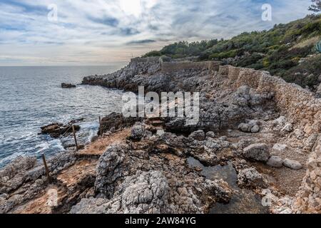 Cap d'Antibes wandern über einen Pfad auf einer Klippe. Das antibes cape ist ein wunderschönes Touristenziel mit einem schönen Spaziergang am Ufer Stockfoto