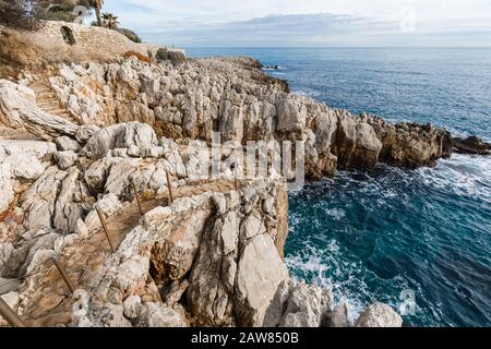 Cap d'Antibes wandern über einen Pfad auf einer Klippe. Das antibes cape ist ein wunderschönes Touristenziel mit einem schönen Spaziergang am Ufer Stockfoto