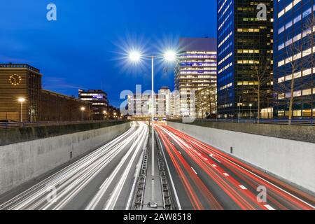 Autobahn im Zentrum des Finanzviertels in den Haag Stockfoto