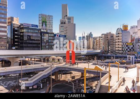 Tokio, japan - 07. januar 2020: Deck der Ueno-Station mit Expressway in Tokio übersehen. Stockfoto