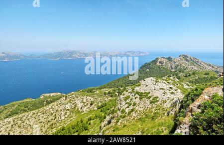 Küste in der Nähe von Alcudia, Mallorca / Mal Pas-Bon Aire / Cielo de Bonaire mit Hafen - Blick von der Halbinsel Victoria Stockfoto