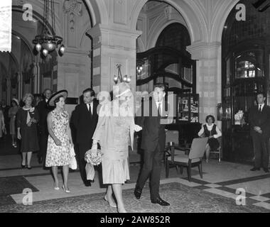 Besuch von Prinzessin Margaret und Lord Snowdon aus England in die Niederlande anlässlich der Eröffnung der britischen Woche in Amsterdam kommen Lord Snowdon und Königin Juliana im Amstel Hotel an. Princess Margaret, linke Rückseite Datum: 14. Mai 1965 Ort: Amsterdam, Noord-Holland Schlüsselwörter: Gräber, Hotels, Königinnen, Prinzessinnen Personenname: Juliana (Königin Niederlande), Margaret (Prinzessin UK), Snowdon, Lord Institution Name: Amstel Hotel Stockfoto