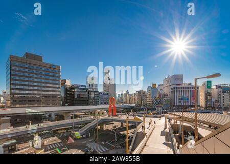 Tokio, japan - 07. januar 2020: Deck der Ueno-Station mit Expressway in Tokio übersehen. Stockfoto