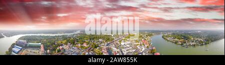 Panoramaansicht des Amphawa-Marktes bei Sonnenuntergang, berühmter schwimmender Markt in der Nähe von Bangkok, Thailand. Stockfoto