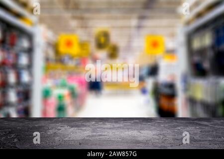 Schwarze Steinoberfläche auf verschwommenem Hintergrund im Supermarkt. Zur Anzeige aufspotten Stockfoto