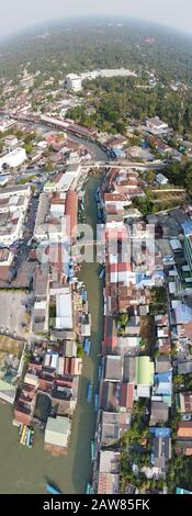Amphawa Floating Market, Bangkok, Thailand. Deckenpanorama-Luftbild. Stockfoto