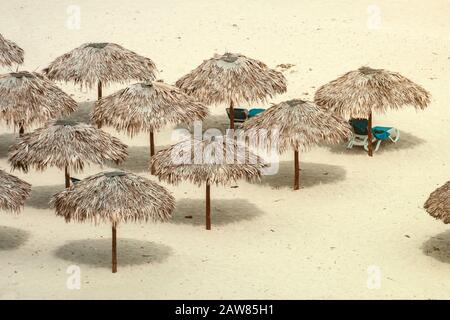 Strohschirme am Strand in Varadero, Kuba. Urlaub und Entspannung. Sonnenbaden am Strand. Stockfoto