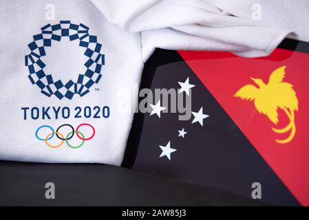 TOKIO, JAPAN, FEBRUAR. 8. 2020: Papua-Neuguinea beim olympischen Sommerspiel in Tokio 2020, Nationalflaggen, schwarzer Hintergrund Stockfoto