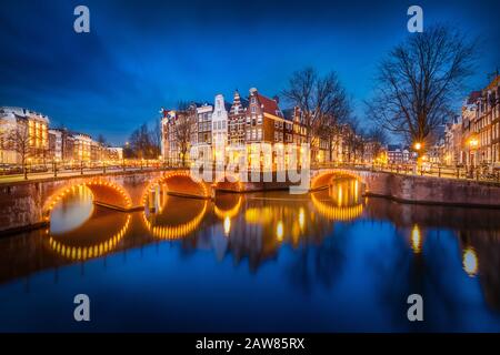 Amsterdam Keizersgracht alte typische holländische Häuser, die nachts während der Dämmerung beleuchtet werden, historisches Touristenziel Stockfoto