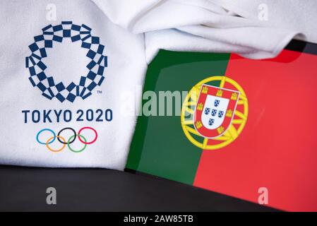 TOKIO, JAPAN, FEBRUAR. 8. 2020: Portugal beim olympischen Sommerspiel in Tokio 2020, Nationalflaggen, schwarzer Hintergrund Stockfoto