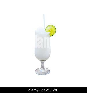 Glas Limonade mit Zitrone und Minze. Isoliert auf weißem Hintergrund. Fein zerkleinertes Eis mit Zitronensaft in einem schönen Glas. Tiefgekühlte Cocktails Stockfoto