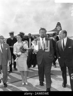 Ankunft der Schauspieler Charlie Chaplin und Peter Ustinov und ihrer Ehefrauen auf Schiphol Peter Ustinov und Frau Datum: 23. Juni 1965 Ort: Nordholland, Schiphol Schlüsselwörter: Ankünfte, Schauspieler Personenname: Ustinov, Peter Stockfoto