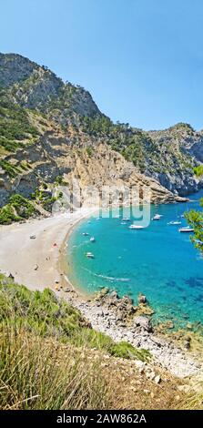 COLL Baix berühmte Bucht mit Strand, Mallorca, Spanien - Blick von oben - vertikales Panorama Stockfoto