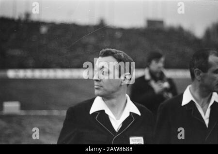 Legia Warschau 0-0 gegen Feyenoord. Schiedsrichter Francescon (Italien) Datum: 1. April 1970 Ort: Italien Schlagwörter: Schiedsrichter, Sport, Fußball-Institution Name: Feyenoord Legia Warschau Stockfoto
