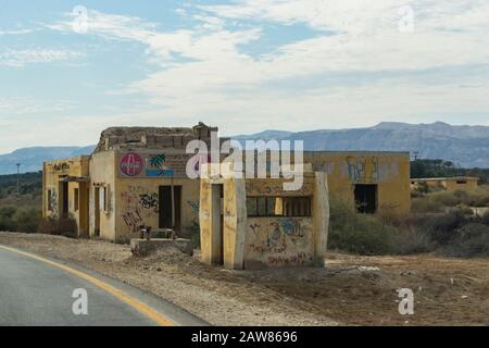 Totes MEER, ISRAEL - 25. NOVEMBER 2017: Verlassene Kasernen der jordanischen Armee während des israelisch-arabischen Konflikts. Stockfoto