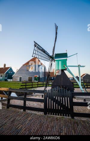 Typisch holländisches Dorf an der zaanse schans, dem beliebten holländischen Touristenziel in der Nähe von Amsterdam Stockfoto