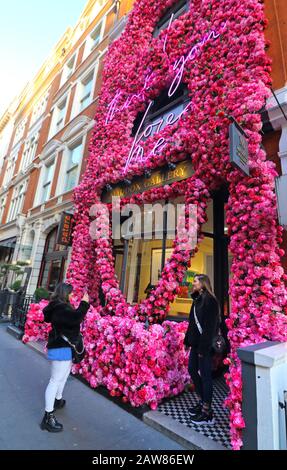 itâ 6. Februar 2020, London, Großbritannien: Frauen machen Fotos außerhalb der Maddox Gallery, die mit floralem Kunstschaffen in Mayfair, London, dekoriert ist. Die Maddox Gallery in Mayfair, London hat eine Tradition prächtiger Blumenkunst, die das Äußere von™€   schmückt, um sich mit den Jahreszeiten und ihren Ausstellungen zu decken. Sie haben gerade ihr neuestes Kunstwerk "Ich glaube, du liebst mich" fertiggestellt, um den bevorstehenden St Valentineâ€™s-Tag am 14. Februar zu feiern und ihre neueste â€˜Liebe und Andere Crimesâ€™ Ausstellung von Liebeswerken einiger der worldâ€™s erfolgreichsten und sofort erkennenden Werke zu präsentieren Stockfoto