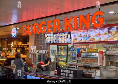 Flughafen Istanbul Sabiha Gokcen - Januar 2020. Foodcourt am Abflugbereich des Flughafens. Stockfoto