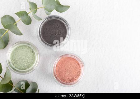 Kosmetisches Tonpulver für Haut und Haar, Spa und Wellness, Naturkosmetik auf weißem Hintergrund mit Kopierraum Stockfoto