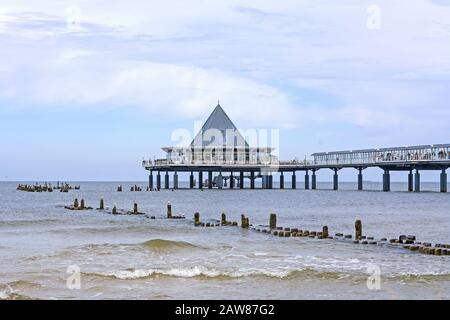 Heringsdorf, Usedom, Deutschland - 27. Juni 2012: Berühmter Pier mit Restaurantgebäude am Ende EIN touristischer Hotspot am Strand/ostsee. Stockfoto