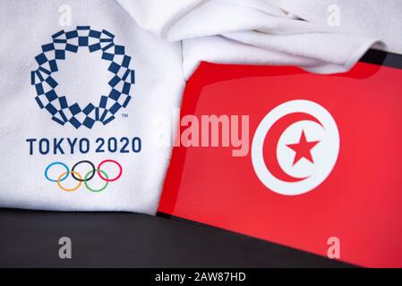 TOKIO, JAPAN, FEBRUAR. 8. 2020: Tunesiens beim olympischen Sommerspiel in Tokio 2020, Nationalflaggen, schwarzer Hintergrund Stockfoto