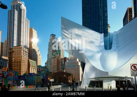 Westfield World Trade Center mit Lower Manhattan im Hintergrund Stockfoto