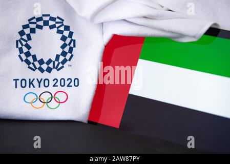 TOKIO, JAPAN, FEBRUAR. 8. 2020: Vereinigte Arabische Emirate bei Olympischen Sommerspielen in Tokio 2020, Nationalflaggen, schwarzer Hintergrund Stockfoto